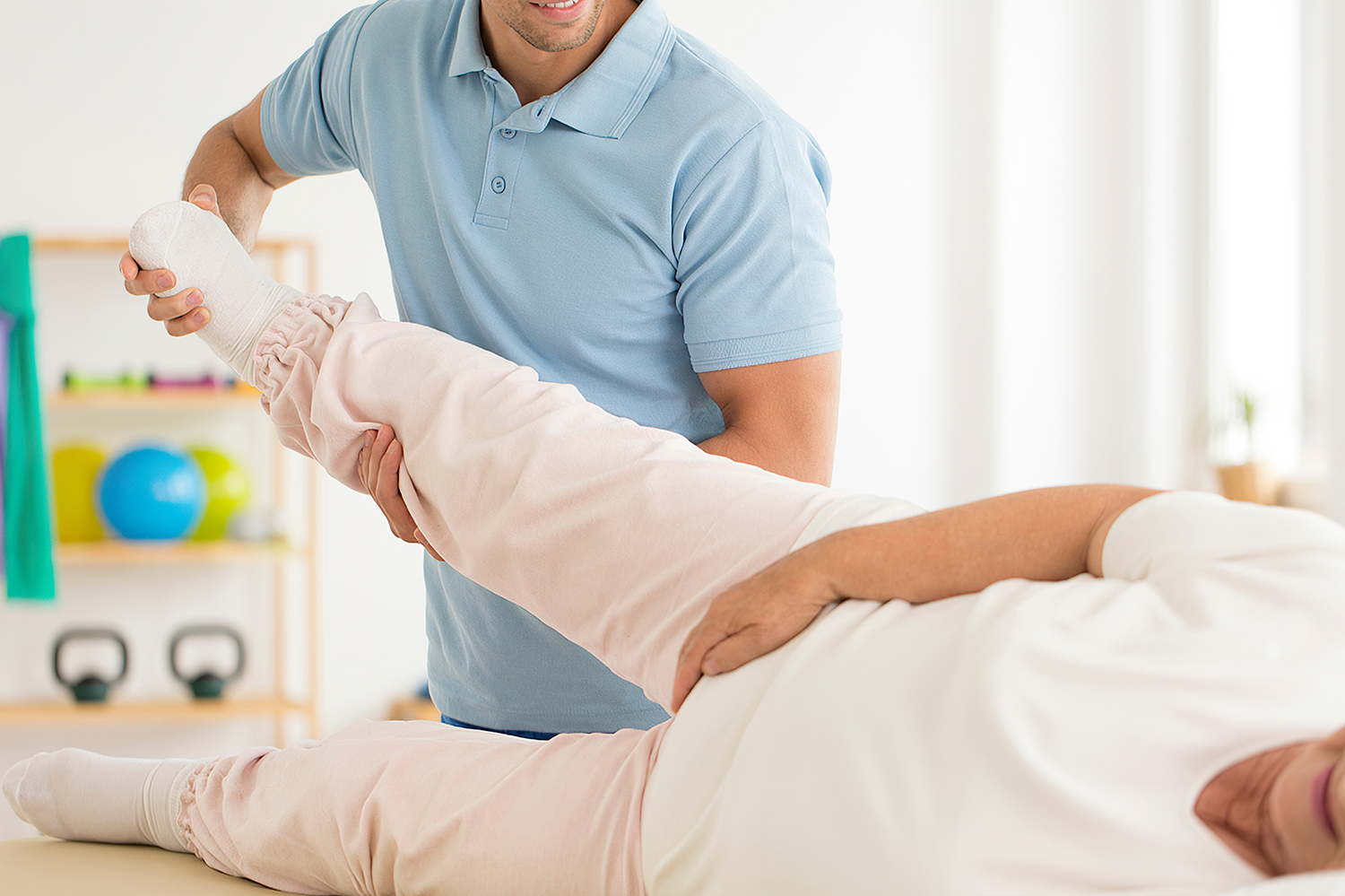 senior-woman-therapy-for-hip-gigapixel-lines-scale-4_00x